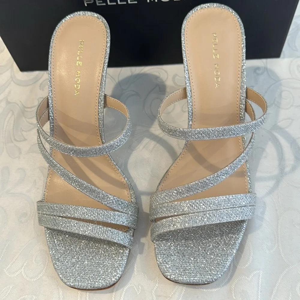 Pelle Moda Ostin Silver Metallic sandals. Ladies 8.5
